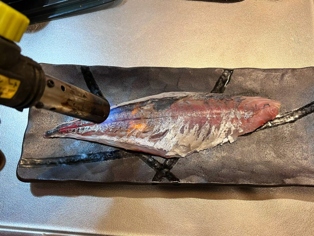 酢締めしたアジを炙る
