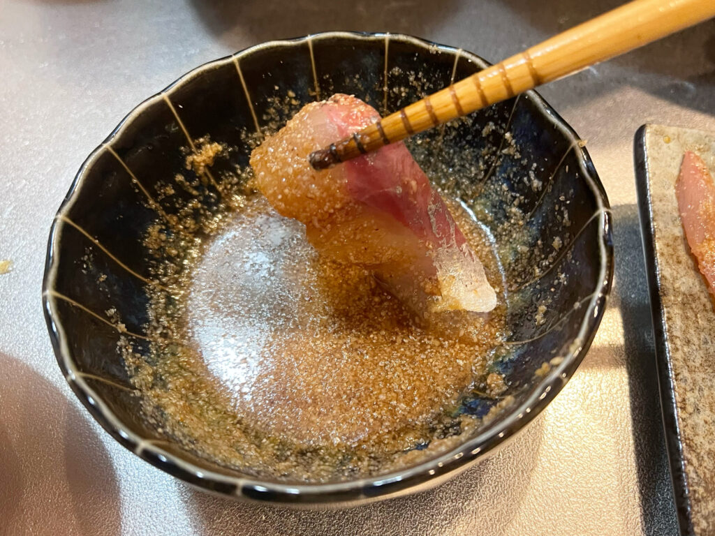 ごまあじのタレにくぐらせたアジの身