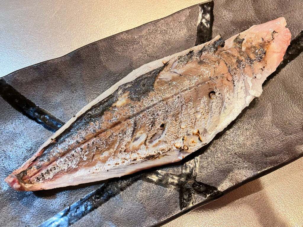 バーナーで炙った後のアジ