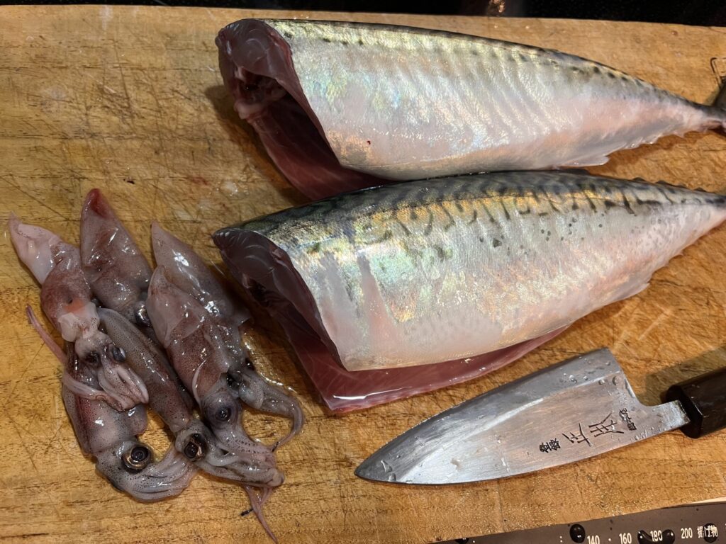 サバから出てきたホタルイカの写真