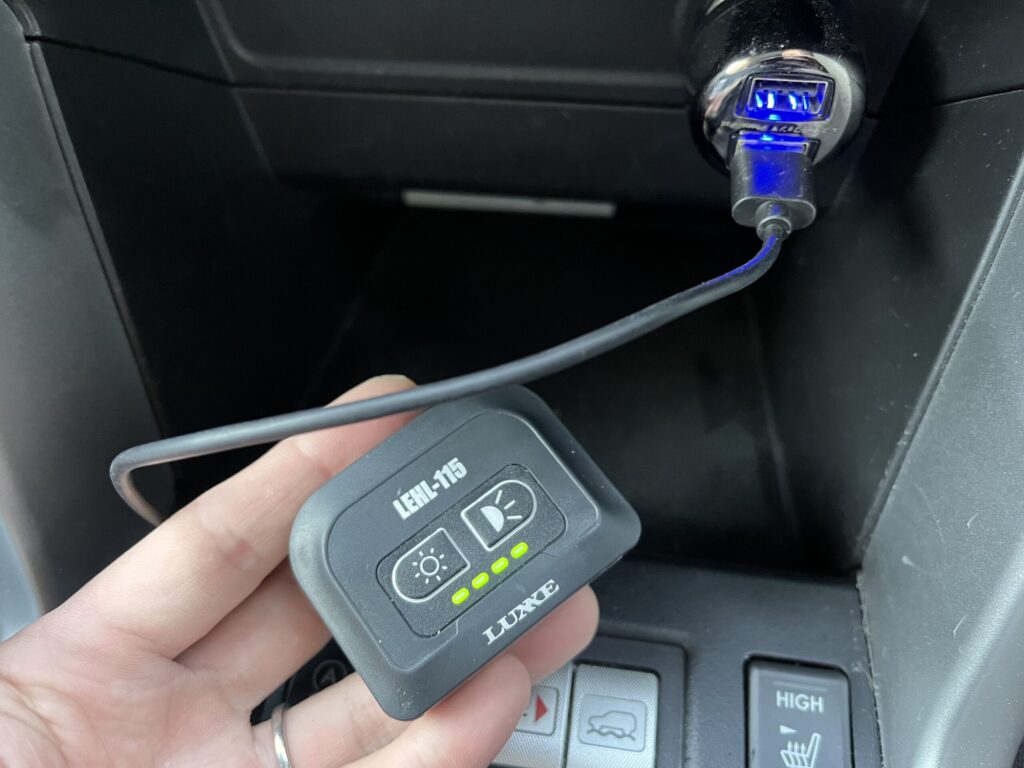 充電中のキャップライトの写真